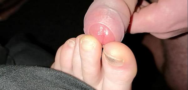  Homemade cumming on girlfriend feet sexy toes foot fetish